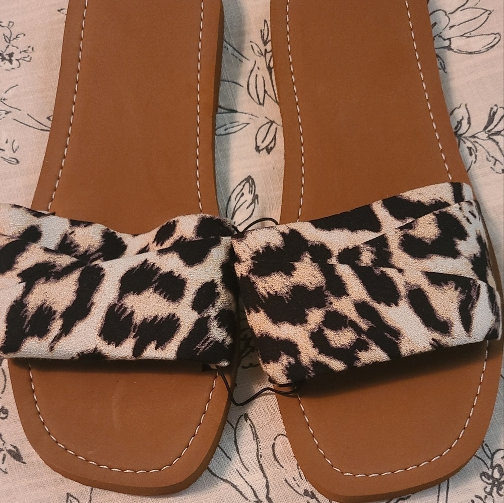 Slip on sandles NWOT Hp🔥🔥🔥🔥